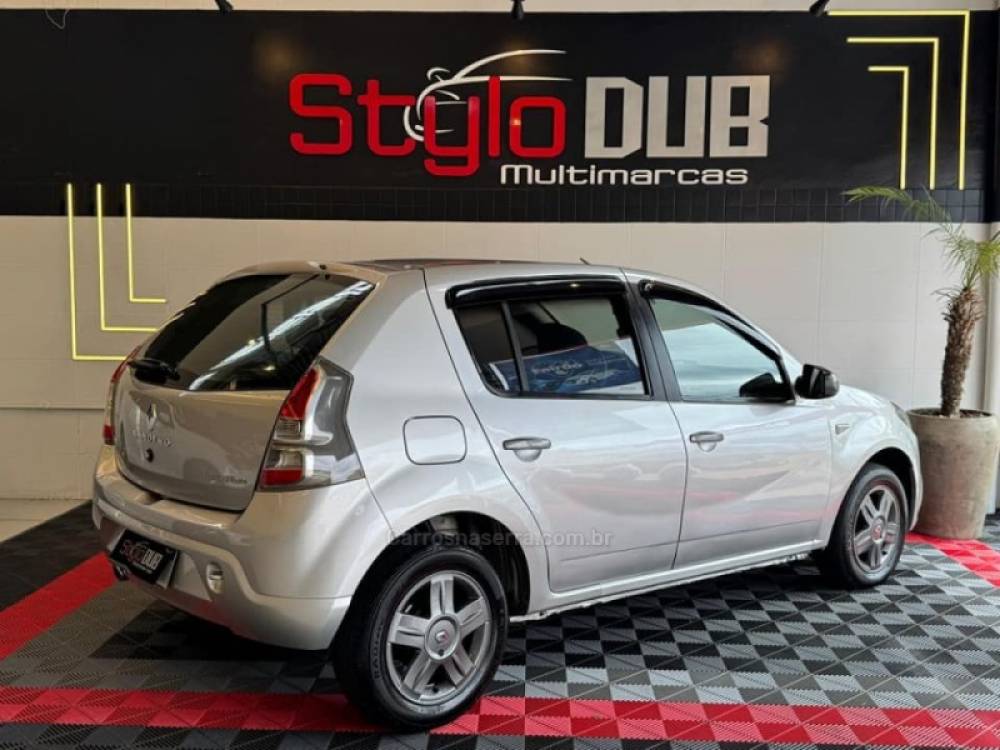 RENAULT - SANDERO - 2014/2014 - Prata - R$ 36.900,00